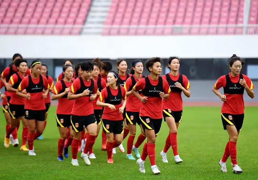 中国女足队员备战国际足球赛事，意气风发