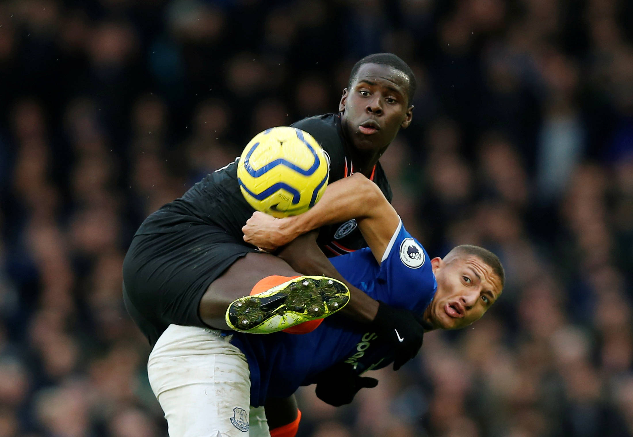 包含切尔西中场埃克森为球队输送过关重要球的词条