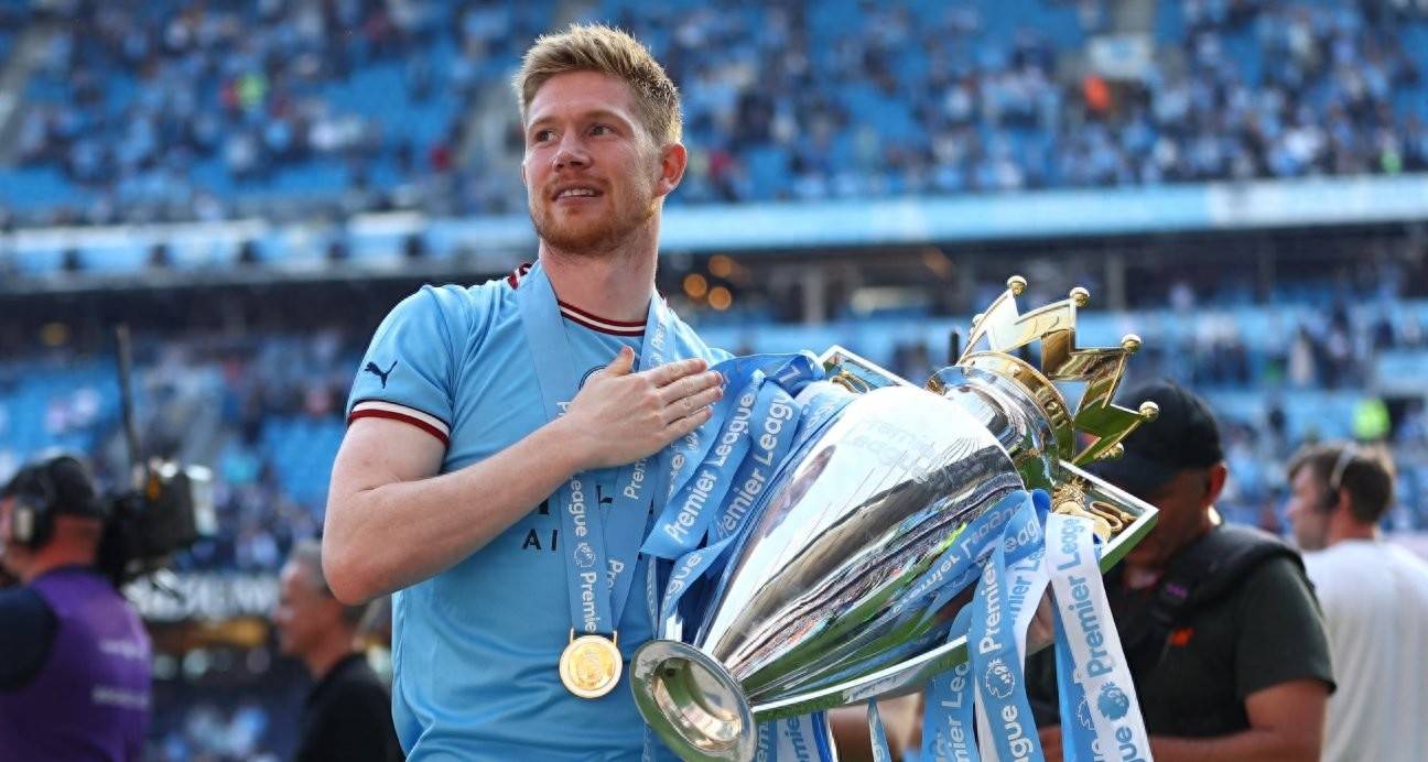 德布劳内重伤倒地，热刺全队围拢祈祷，场面感人